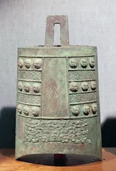 Uno di un gruppo di campane accordate in scala 